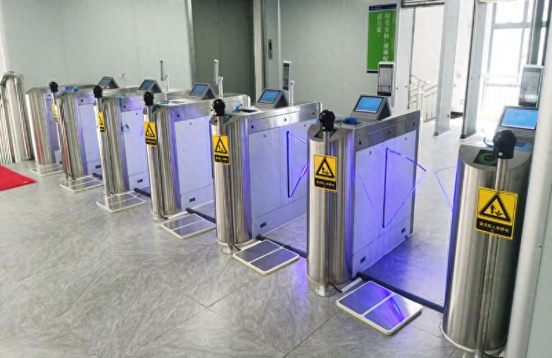 智能人行通道闸机，助力城市安防，紧跟时代步伐